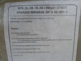 une étiquette au dos d'un sac de minéraux