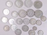 de nombreuses pièces d'argent sur une surface blanche