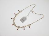 gros plan d'un collier sur une surface blanche avec une étiquette