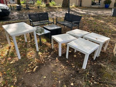 quatre chaises et une table posées dans l'herbe