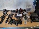 tout un tas d'objets divers posés sur une table