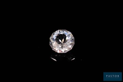 un diamant blanc sur fond noir
