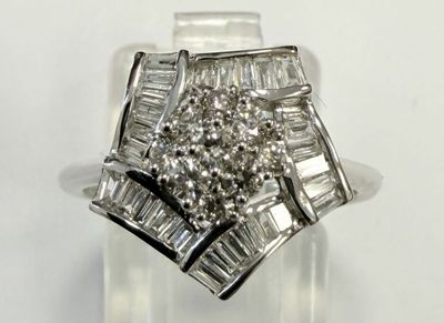 une photo d'une bague en diamant sertie de diamants taille baguette