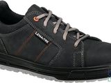 gros plan d'une paire de chaussures noires sur fond blanc