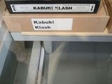 un grand nombre de boîtes empilées les unes sur les autres