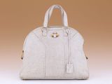 un sac à main blanc sur fond beige