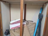 un petit placard rempli d'objets