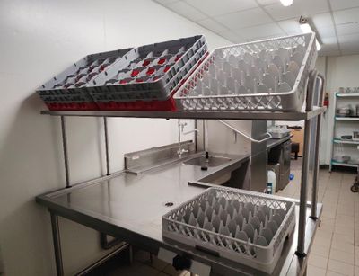 une photo d'une cuisine professionnelle avec des plans de travail en inox