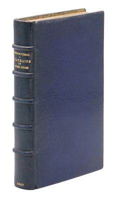 un vieux livre bleu avec une bordure dorée et une couverture noire