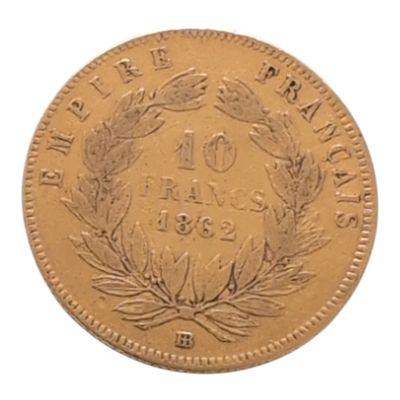 Gros plan sur une pièce d'or ornée d'une couronne.