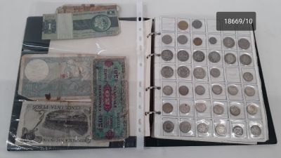 un classeur rempli de pièces de monnaie posé sur une table