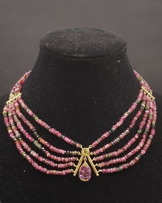 Collier composé de perles de tourmaline rose, avec un fermoir en or 14 carats