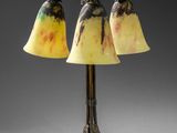 une lampe Art nouveau dotée de trois abat-jours en verre, montée sur un pied en métal