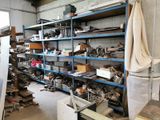 une pièce remplie d'une multitude d'objets divers et variés