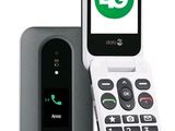 un téléphone portable posé à côté d'un chargeur