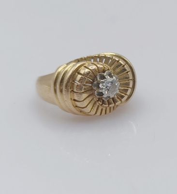 gros plan d'une bague en or avec un diamant au centre