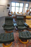 2 Fauteuils relax rotatif et un repose pied, en cuir vert de…