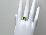 gros plan de la main d'une personne portant une bague