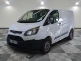 la photo d'une camionnette blanche garée dans un garage