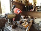 une machine posée sur une table