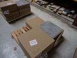 de nombreux cartons posés à même le sol dans l'entrepôt