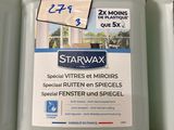trois gallons de Starwax sont posés sur une table en bois