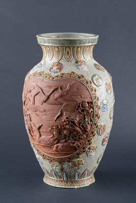 un vase sur lequel est représenté un homme et une femme
