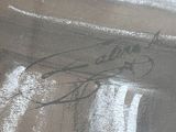 une photo en noir et blanc d'une rue couverte de graffitis
