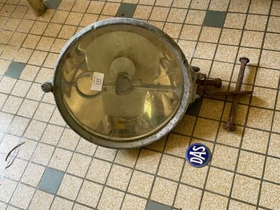 une lampe posée par terre à côté d'un autocollant