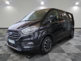 une camionnette noire garée sur un sol à damier dans un garage