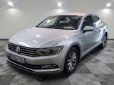 La Volkswagen Passat est garée dans une grande pièce au sol carrelé en damier.