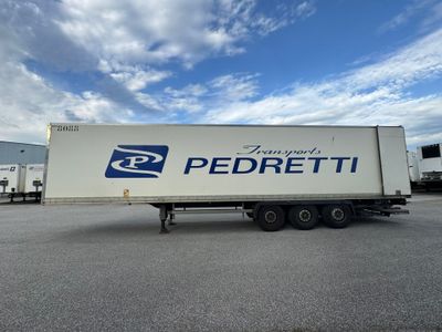un camion semi-remorque garé dans un parking