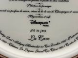 une assiette blanche sur laquelle figure une inscription noire