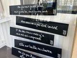 une affiche dans la vitrine d'un restaurant qui en dit long