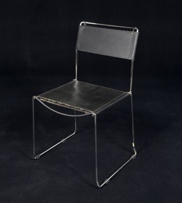 une chaise noire avec une assise noire sur un fond noir