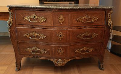 une commode en bois avec un plateau en marbre