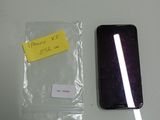 un téléphone posé sur une table à côté d'un sac