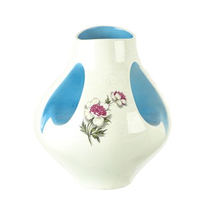 un vase blanc et bleu orné d'un motif floral