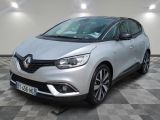 la voiture argentée est garée sur un sol en damier dans le garage