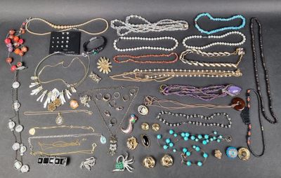 de nombreux colliers et bracelets différents disposés sur une table