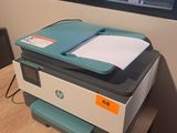 une imprimante posée sur un bureau