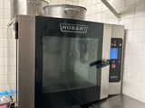 une image d'une cuisine commerciale avec des plans de travail en acier inoxydable