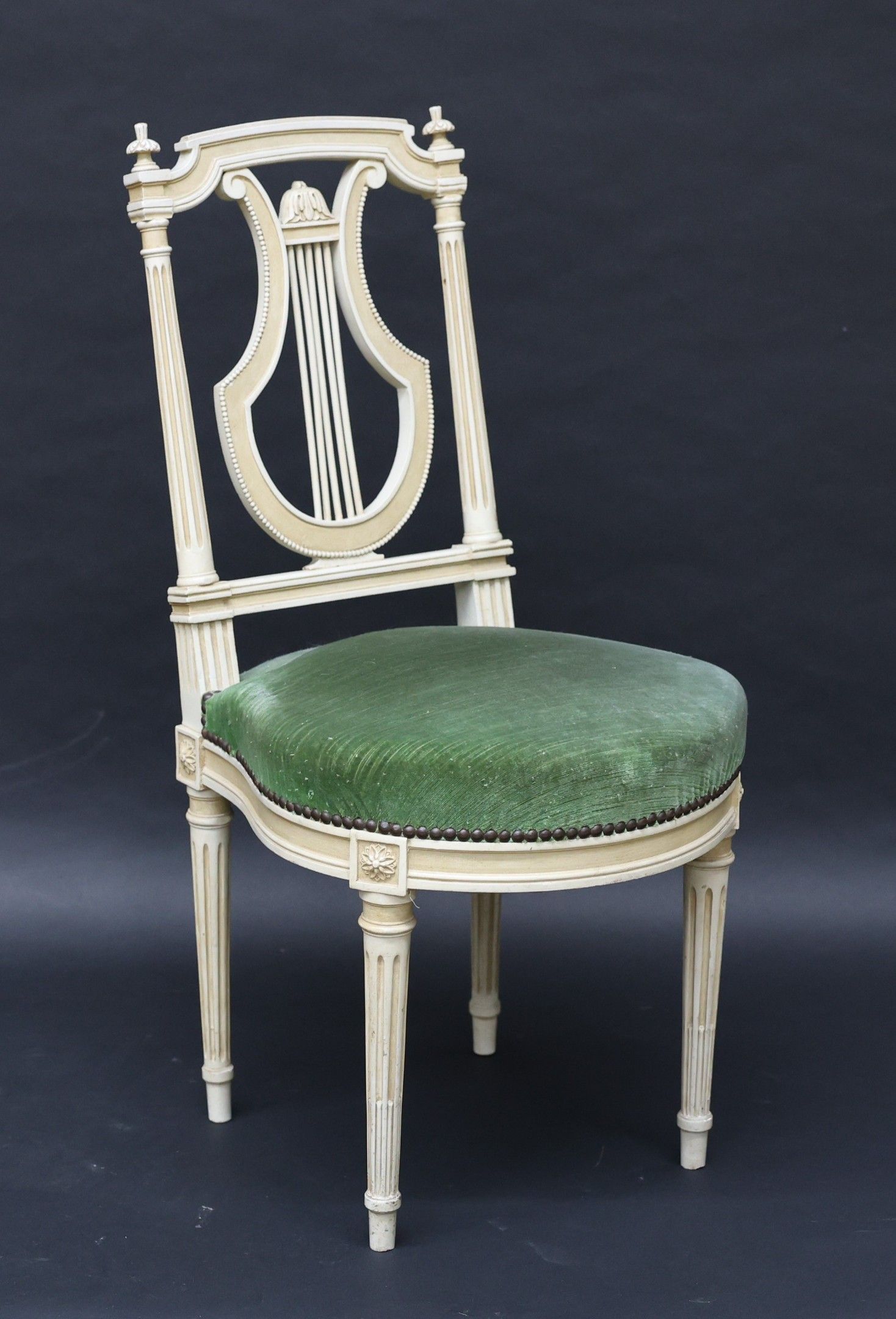 Chaise en bois laqué blanc, mouluré et sculpté à dossier lyr…