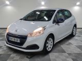 la voiture blanche est garée sur un sol en damier dans le garage
