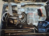 une boîte à outils avec des outils à l'intérieur sur le sol