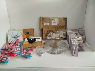 une étagère contenant beaucoup d'objets
