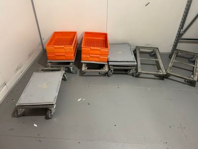 trois poubelles orange posées par terre les unes à côté des autres