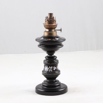 Lampe à pétrole en opaline noire à décor émaillé de fleurs. …