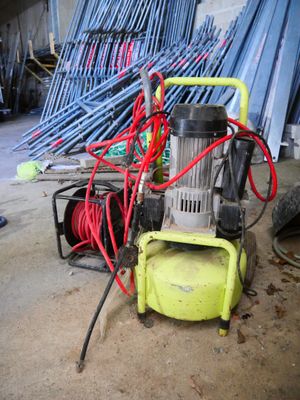 a picture of a machine that is sitting in a garage