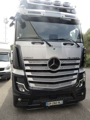 un gros camion garé sur le parking